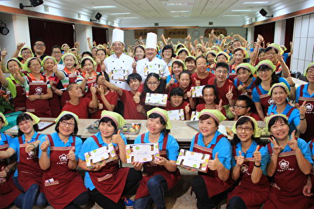 羅東鎮農會舉辦 做月餅送愛心 公益活動 大合影。