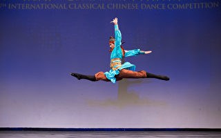 第8屆「全世界中國古典舞大賽」少年金獎得主洪紹豪，表演舞蹈劇目《垓下之圍》。（戴兵／大紀元）