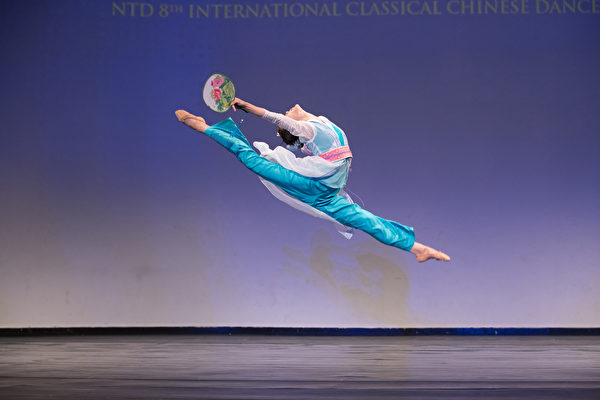 来自神韵艺术团的404号选手潘清汇9月20日下午在复赛中表演舞蹈剧目《月伴江行》。（戴兵／大纪元）