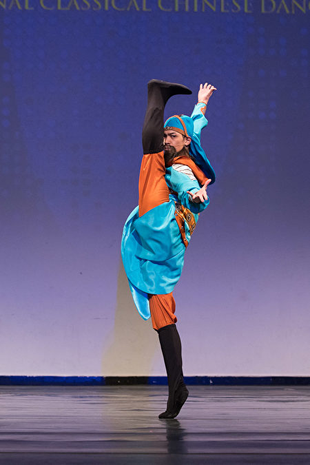 第8屆「全世界中國古典舞大賽」少年男子組金獎得主劉新龍,表演舞蹈劇目《忠義千秋》。（戴兵／大紀元）