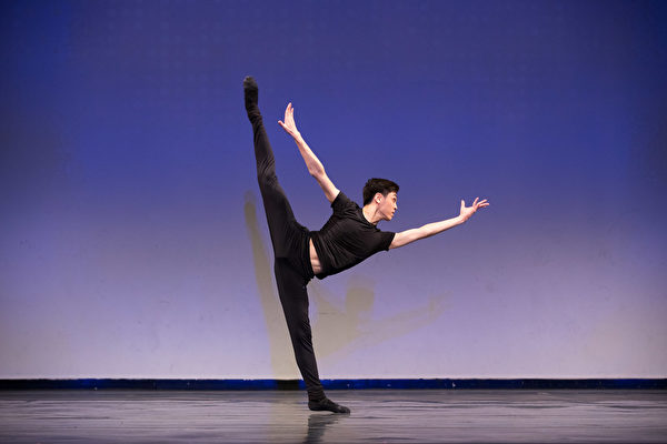 第8屆「全世界中國古典舞大賽」少年男子組金獎得主劉新龍。（戴兵／大紀元）