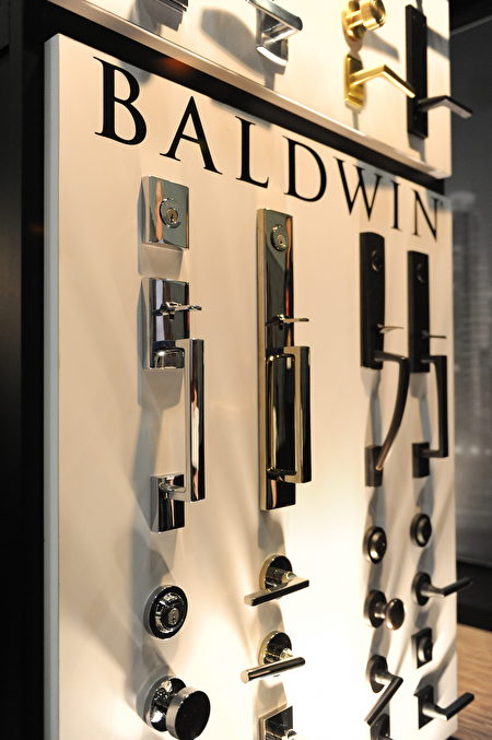 在溫哥華室內設計展IDS上，Baldwin展出的各種高檔門鎖和門把。（童宇/大紀元）