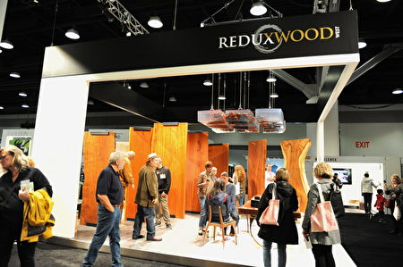 在溫哥華室內設計展IDS上，由木製家具製造商Reduxwood展出的各類木材。（童宇/大紀元）