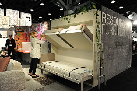 在溫哥華室內設計展IDS上，由Resource Furniture家具製造展出的家具，展開是上下兩張床，折疊後是一堵牆。他們的理念就是節省空間。（童宇/大紀元）