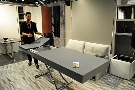 在温哥华室内设计展IDS上，由Resource Furniture展出的可伸缩桌子，他们的理念就是节省空间。（童宇/大纪元）