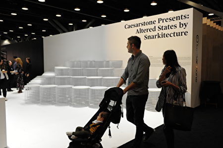 在溫哥華室內設計展IDS上，由Caesarstone設計的前衛大理石板凳，卻很少有人試坐一下。（童宇/大紀元）
