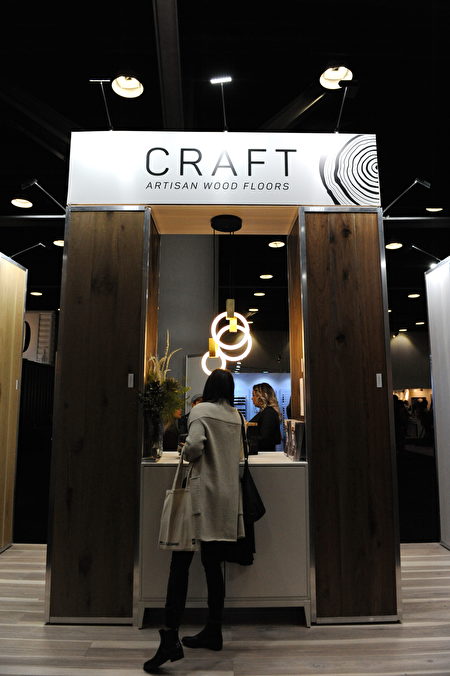 在温哥华室内设计展IDS上，由CRAFT Artisan Wood Floor展出的木质家具设计。（童宇/大纪元）