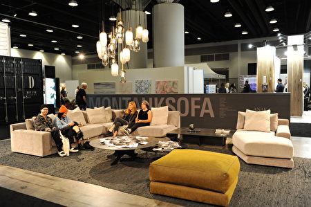 在溫哥華室內設計展IDS上，Montauk Sofa成了觀眾休息地。（童宇/大紀元）