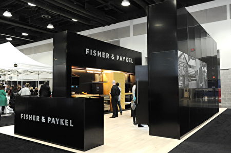 在温哥华室内设计展IDS上，由具有80多年历史的Fisher & Paykel展出的时尚黑家用电器。（童宇/大纪元）