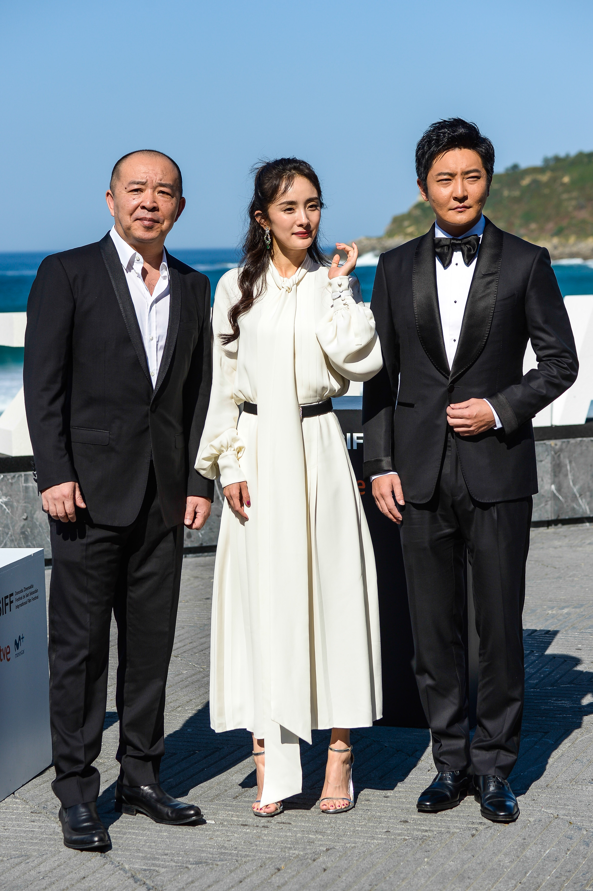 9月27日,導演劉傑(左)攜楊冪(中)和郭京飞,出席在西班牙聖塞巴斯蒂安電影節舉行的《寶貝兒》首映禮。(Carlos Alvarez/Getty Images)