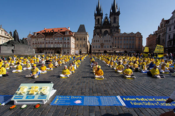 9月28日上午，上千名来自欧洲37国的法轮功学员在捷克首都布拉格市中心老城广场举行大型集体炼功。（Matthias Kehrein/大纪元）