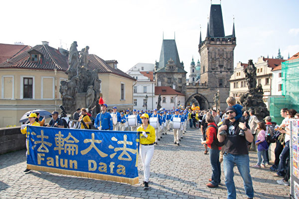 9月28日下午，以天国乐团打头的法轮功游行队伍浩浩荡荡穿过布拉格老城中心。（Max Xiao/大纪元）
