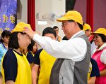 守护学童上下学安全  穿越道路戴上黄色小帽