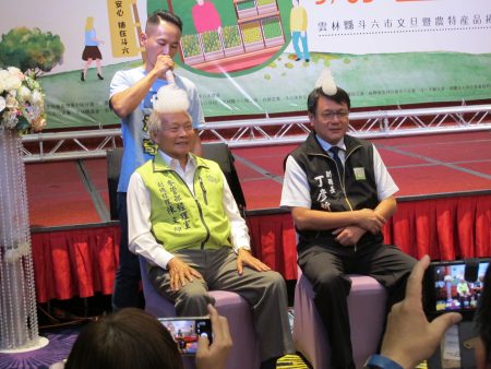 吹泡泡达人正在为台塑六轻副总经理陈文扬（左）及副县长丁彦哲吹造型泡泡，有趣的画面，让现场笑声不断！