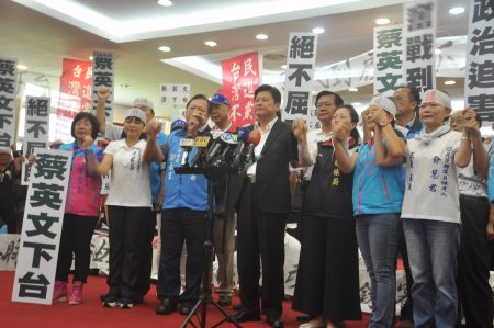 花莲县长傅崐萁（中）遭判刑将入监，13日与妻子徐榛蔚（前右2）召开记者会，高喊受政治迫害。