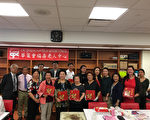 贺中秋  华商会联商家送福寿老人中心200盒月饼