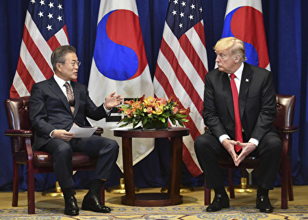 美国总统川普（右）和韩国总统文在寅于9月24日在纽约联合国大会期间签署修订后的《美韩自由贸易协定》。