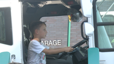 孩子們興奮地輪流上大卡車上體驗，轉轉方向盤，成為小小城市清潔員。