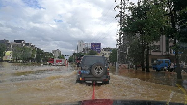 廣東陽春市出現30年一遇的洪水，當地民眾開車自救。（當地居民提供）