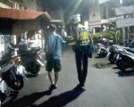 暖警攙扶醉男回家 雙人背影溫馨動人