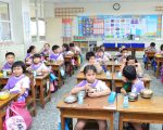 县长与学童共进营养午餐  期勉严格把关品质