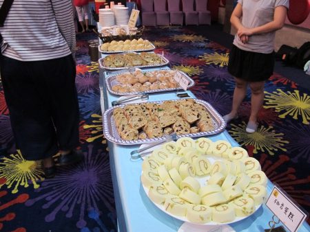 结合斗六文旦烘培出特色柚香的蛋糕和面包，让现场来宾赞不绝口。