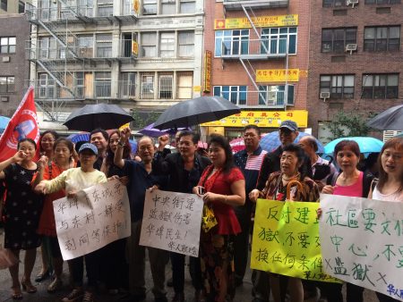 在里民大會開始前，許多民眾在場外冒雨機會，抗議華埠建監獄。