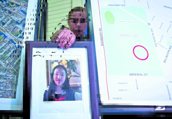 2018年9月10日，警方宣布申小雨案告破。图为2017年7月19日，一名警官把13岁受害者申小雨的照片放在发现她的地图附近，呼吁人们提供线索。（加通社）