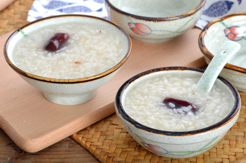 晚上喝大枣粥能助眠。大枣甘温,归脾胃经,可补中益气,养血安神。(Shutterstock)