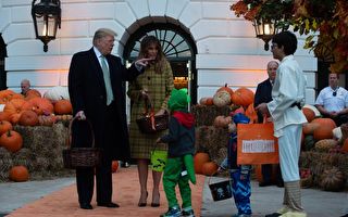 川普夫妇在白宫与孩子们欢度万圣节