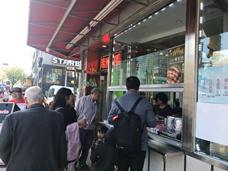 台式小吃“阿忠卤味”重返法拉盛缅街潮坊餐厅门口的档口。