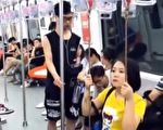 车厢客满 女子自带“座位” 走到哪带到哪