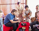 东京金秋 茶香四溢 外国人享受茶道