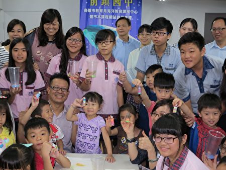 在海洋教育課程中，30位國中生與幼兒班幼童攜手共學，快樂完成「彩鹽許願瓶」。