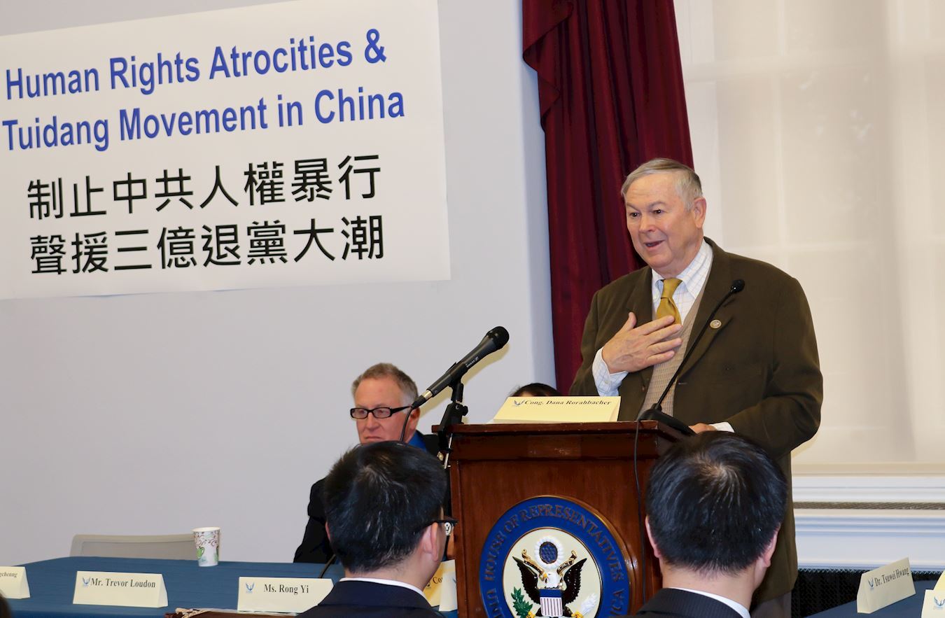 在5月9日的研讨会上,罗拉巴克(Dana Rohrabacher)议员赞赏退党义工和三退民众的勇气。(大纪元)