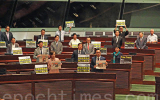 香港民主派议员离席抗议马凯事件