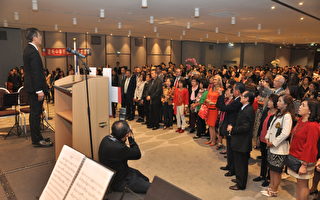 10月7日，中华民国驻法国代表处吴志中大使夫妇和700余位侨界先进、留学生及社团会员欢聚一堂，共同为中华民国庆生。图为吴大使领唱国歌。（驻法国台北代表处提供）