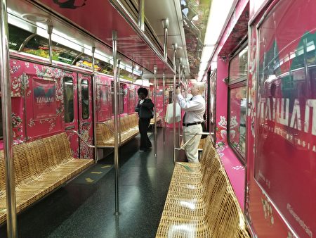 车体以台湾红为底色并以客家花为背景，让列车呈现喜气洋洋的欢乐气氛。
