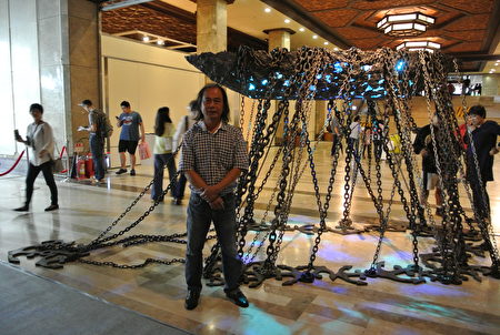基隆港口藝術雙年展以「問津」為主題，國際級雕塑大師劉柏村與他的全新作品「錨－泊」。