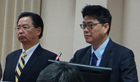 外交部長吳釗燮（左）17日表示，受到中共阻擾，台灣捐給WHO的三千萬善款還無法核撥，希望集結更多理念相近國家，跳過中共阻饒。