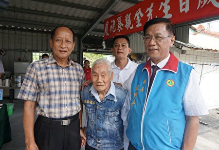 南投县长林明溱（右）由名间乡长陈文德（左）陪同，一起到新民村拜访百岁人瑞蔡亲金（中）。