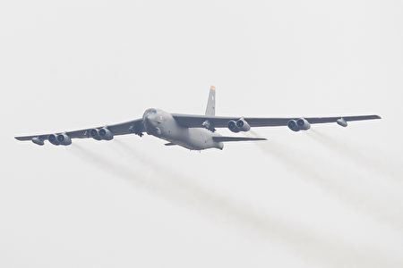 美軍兩架B-52「同溫層堡壘」戰略轟炸機16日飛到南海，進行「持續性轟炸機存在（CBP）」例行訓練任務。　