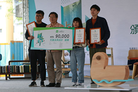 充满童趣的〈一鸭一鸭游〉设计者赵伟森、吴松庭、陈怡如获得“儿童坐具设计组银奖”及“怀德居木工学习奖”木工进修奖助金。
