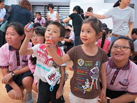 在海洋教育課程中，30位國中生與幼兒班幼童攜手共學，快樂完成「彩鹽許願瓶」。