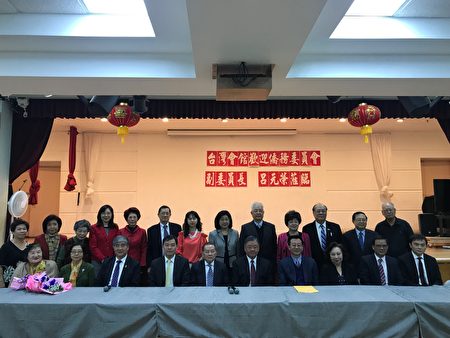 僑務副委員長呂元榮（前排右五）訪臺灣會館。