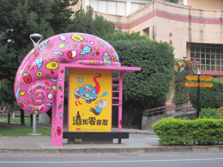 屏东县政府营造城市美学，将公车候车亭注入不同风格的艺术元素，成为打卡的热门景点。