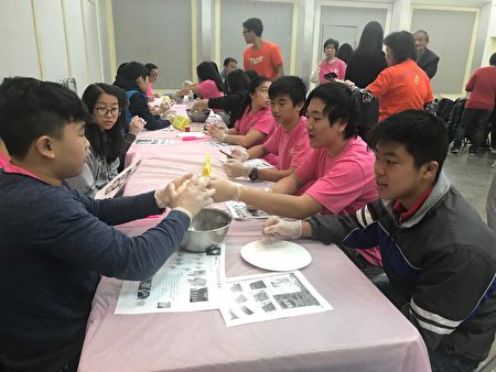FASCA學生學做臺灣南瓜紅龜粿。