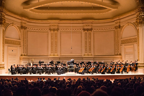 2018年10月7日下午，享譽全球的神韻交響樂團 連續第7年蒞臨紐約卡耐基音樂廳（Carnegie Hall）為觀眾奉上東西方音樂珠聯璧合的演出。（戴兵／大紀元）