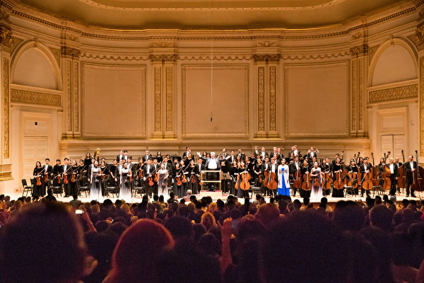  2018年10月7日下午，享譽全球的神韻交響樂團 連續第7年蒞臨紐約卡耐基音樂廳（Carnegie Hall），為觀眾奉上東西方音樂珠聯璧合的演出。全體演員謝幕。（戴兵／大紀元）