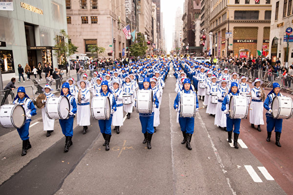 紐約哥倫布日大遊行（Columbus Day Parade）是世界上最大的意大利美國文化的慶典之一，紀念哥倫布在1492年首次登上北美；同時展現意大利裔美國人和社區的傳統文化。由法輪功學員組成的「天國樂團」在遊行隊伍中備受矚目。（戴兵/大紀元）